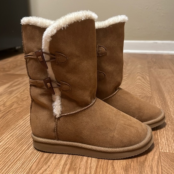 Other - Old Navy, Tan, size 1, kids fur lined boot.